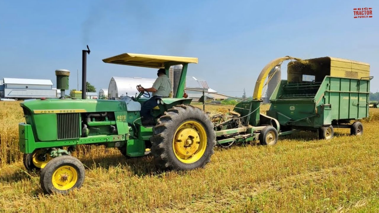 JOHN DEERE 4020 Tractor Harvesting Oats