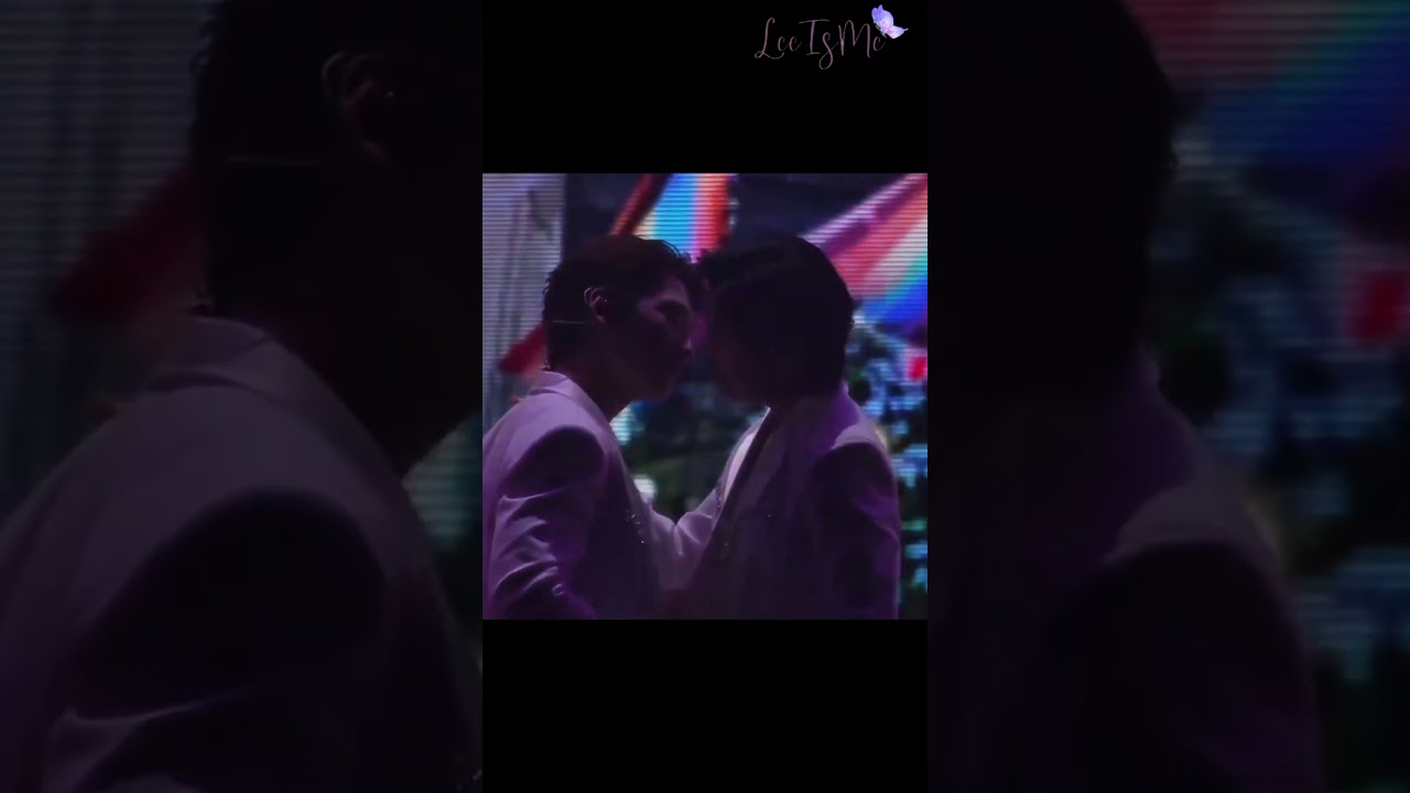 Kristsingto? what!?They kissed on stage??!?