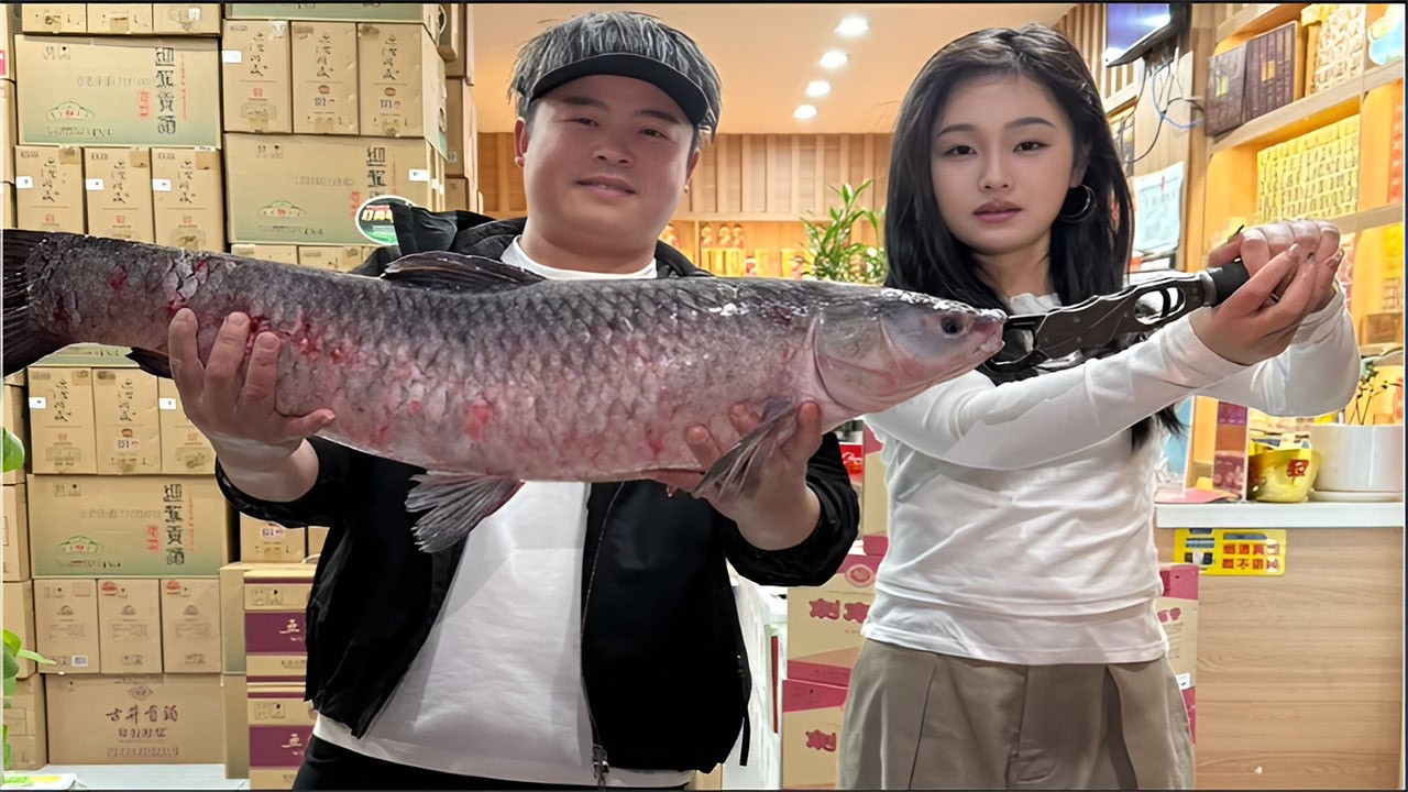 高颜值老板娘一句顺口溜把局面带跑偏！钓鱼现场以鱼换烟，这波真的玩大了…