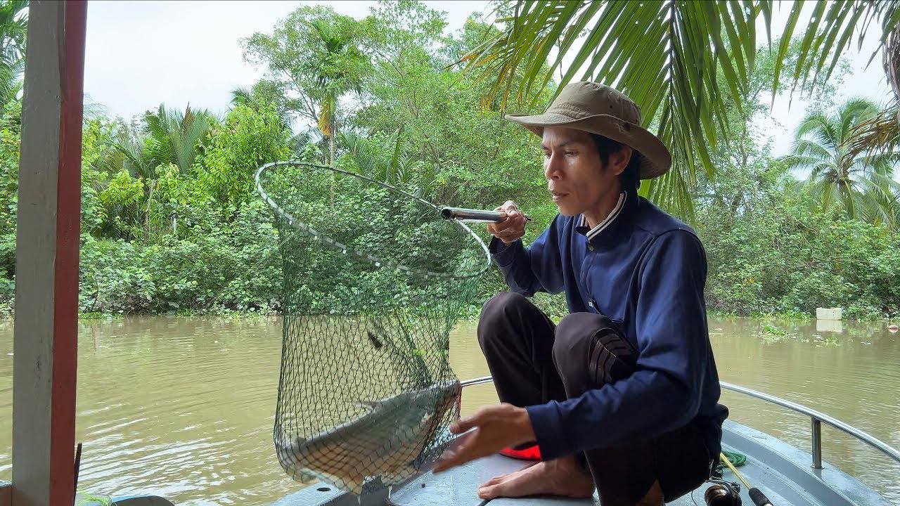 How I persevered on the fishing boat until the big fish ate my meal || camping &