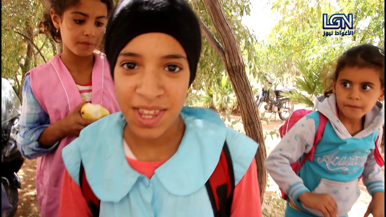 تلاميذة منطقة حمدة  بالاغواط يتذوقون الوجبات الباردة  في إنتظار تزويدهم بالوجبات الساخنة .حكيم ب