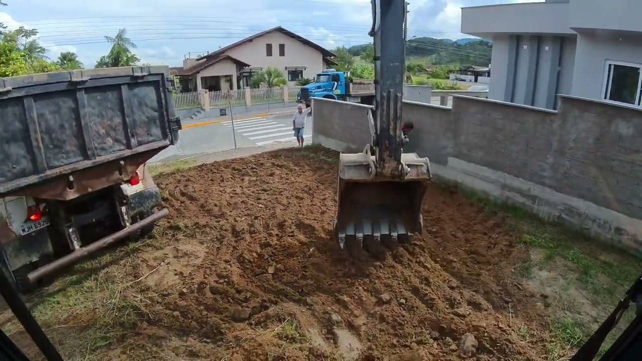 escavadeira fazendo limpeza de tereno mumu
