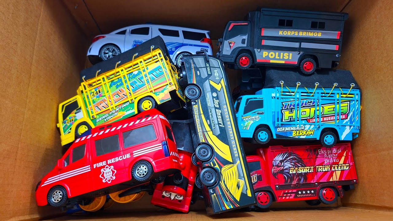 Unboxing Truk Oleng, Bus Telolet, Mobil Damkar, Mobil Polisi, Mobil Ambulance, Mobil Balap 22