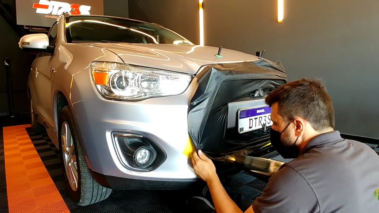 Fiz Chrome delete na frente da Mitsubishi ASX com adesivo Fibra de Carbono.
