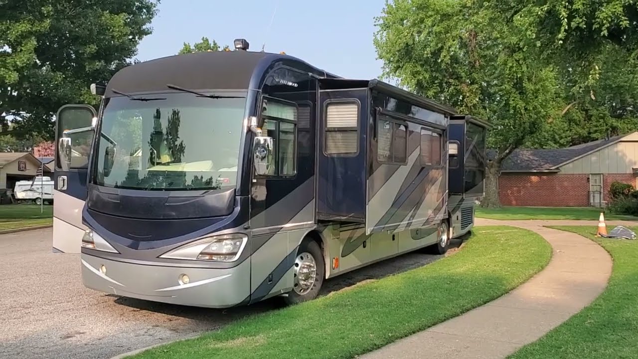 2008 FLEETWOOD REVOLUTION LE #40E