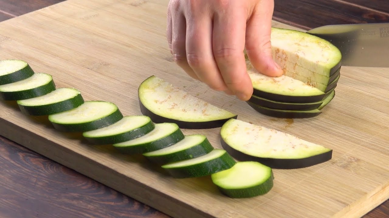 Coupez les courgettes 10 fois et posez-les sur la planche. Ensuite ? C'est magnifique !
