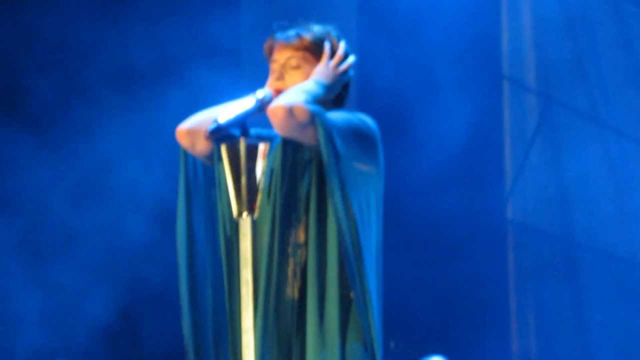 Florence and the Machine - Drumming Song (Live in Dubai)