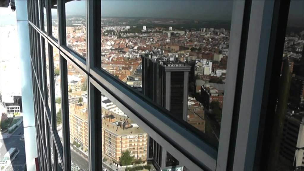 REPORTAJE DE VÉRTIGO: PEDRO MARDONES LIMPIA LOS CRISTALES DE TORRES KIO