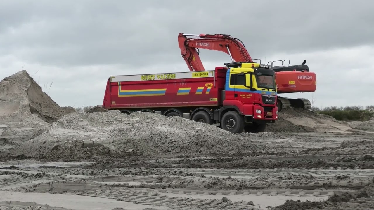 HITACHI ZAXIS 350 LG GROND LADEN OP VRACHTWAGENS