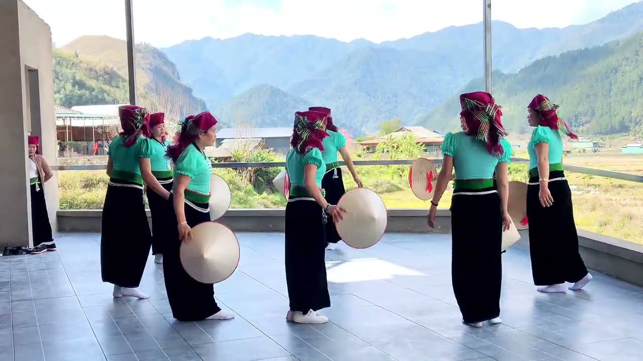 MÚA NÓN TÂY BẮC ĐVN CÂU LẠC BỘ BẢN NÀ TÂU 