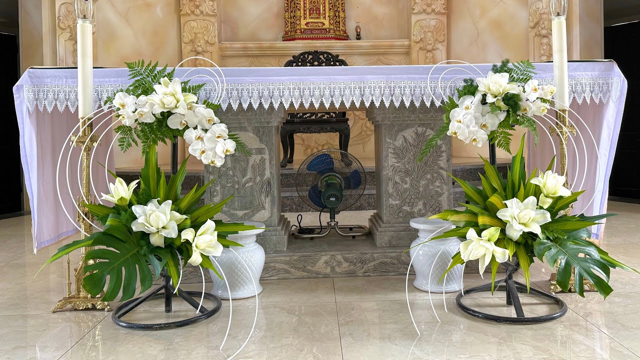 Mẫu hoa nh&agrave; thờ sang trọng v&agrave; nhẹ nh&agrave;ng. Lan hồ điệp mix Ly k&eacute;p trắng. Cắm hoa hai tầng.