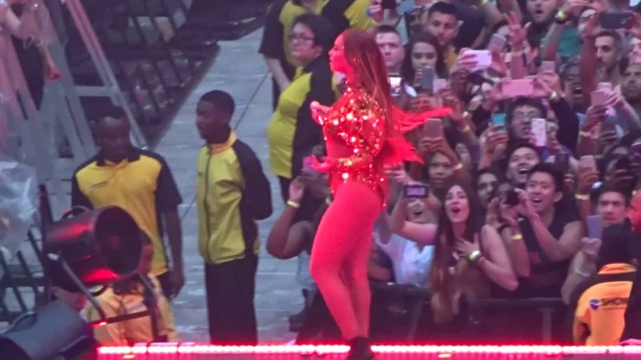 Beyoncé - Drunk in Love (Live at Wembley Stadium)