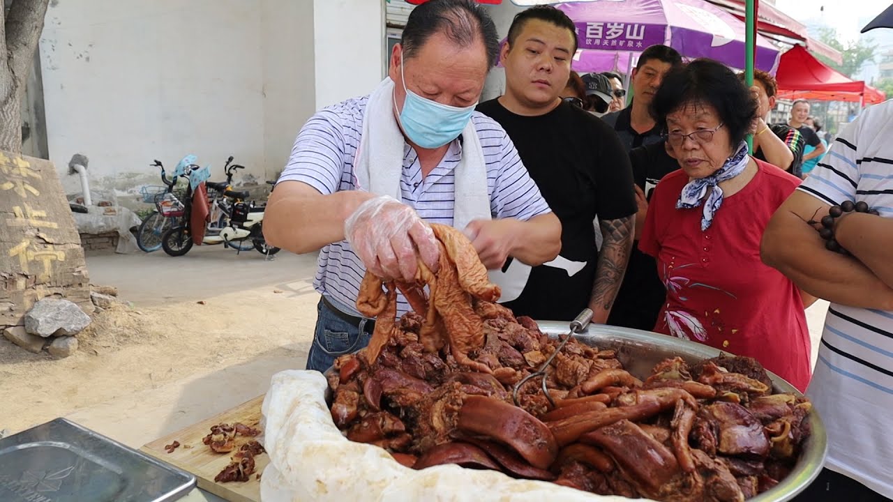 山东夫妇卖卤味，没肉全是猪下货，顾客排队两小时，270斤一小时全抢光