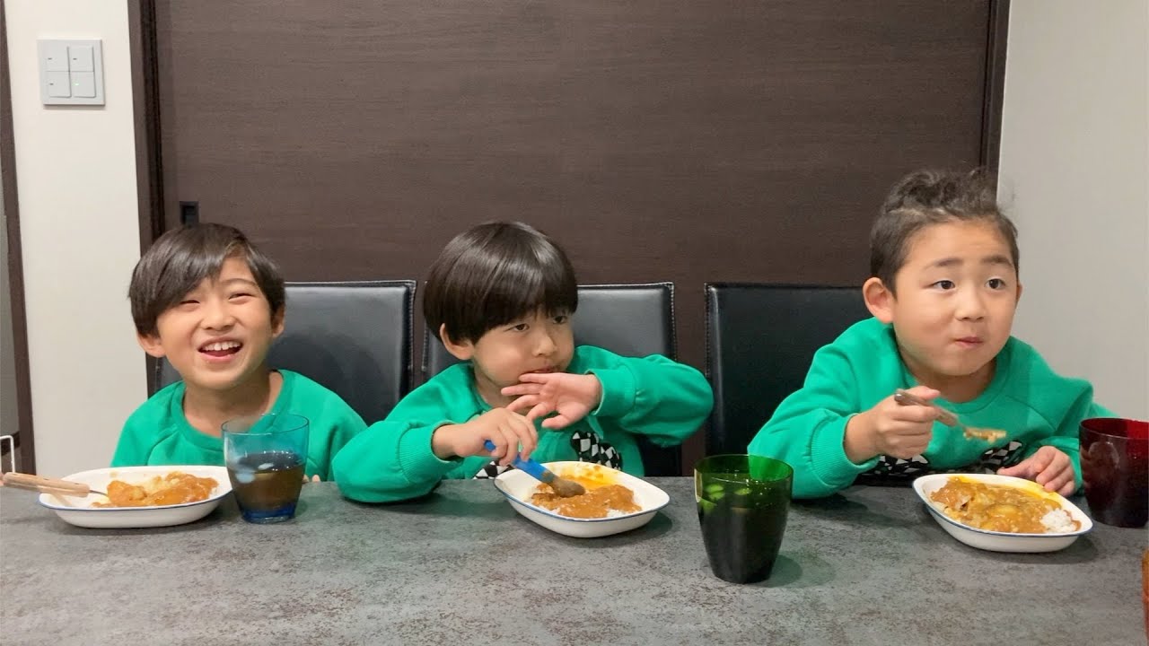 撮影前にパパのカレー爆食！とにかくボケまくる三兄弟w