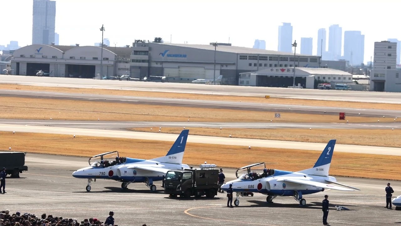 令和7年度小牧基地航空祭（オープンベース）　ブルーインパルス（ウォークダウンからタキシーアウトまで）　1カット版。1番機、2番機にフォーカス。