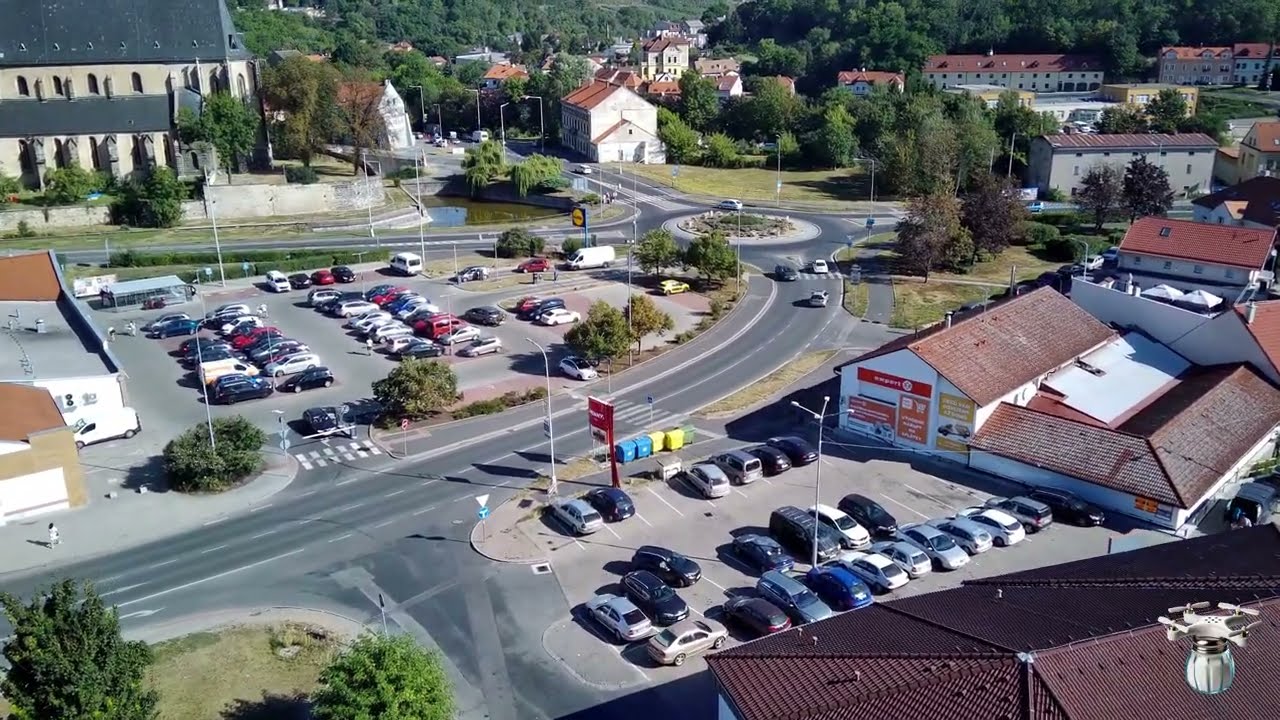 Slan&yacute; z dronu [4K] - 7. 9. 2024 okol&iacute; Kauflandu, v&yacute;stavba Tesca