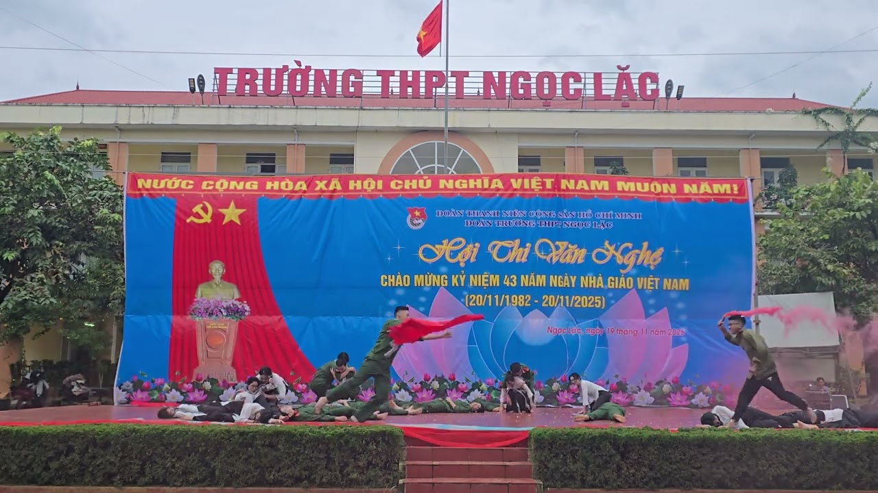 Văn nghệ chào mừng ngày 20/11 - Hò vươn mình - Đường lên phía trước - Lớp 12A1 trường THPT Ngọc Lặc