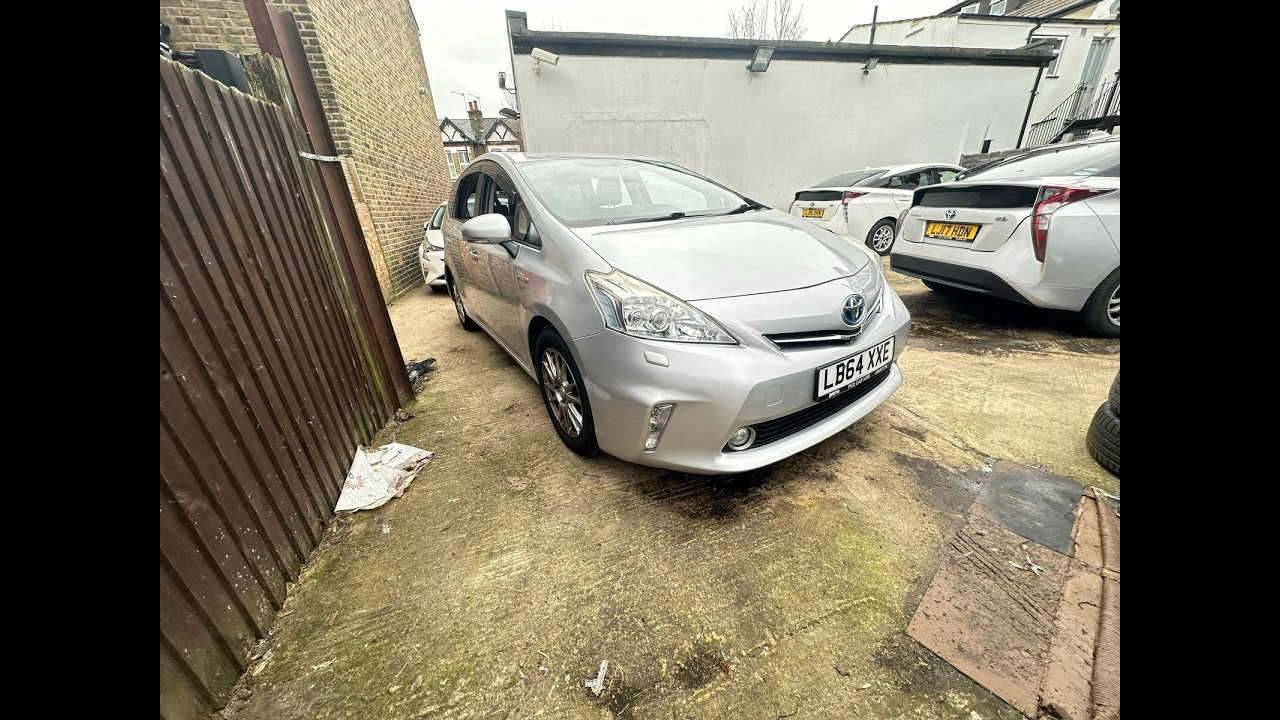 Toyota Prius + LB64 XXE