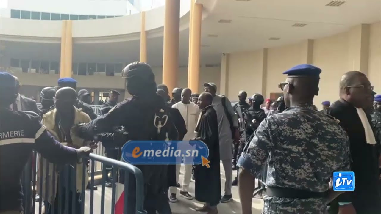 L’ARRIVÉE DE SONKO AU TRIBUNAL EN IMAGES