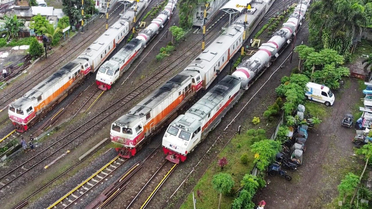 Stasiun Ini Kedatangan Kereta Yang Mundur Dan Maju.