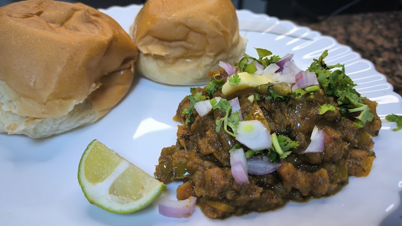 Pav bhaji or sath main kuch gap shap....
