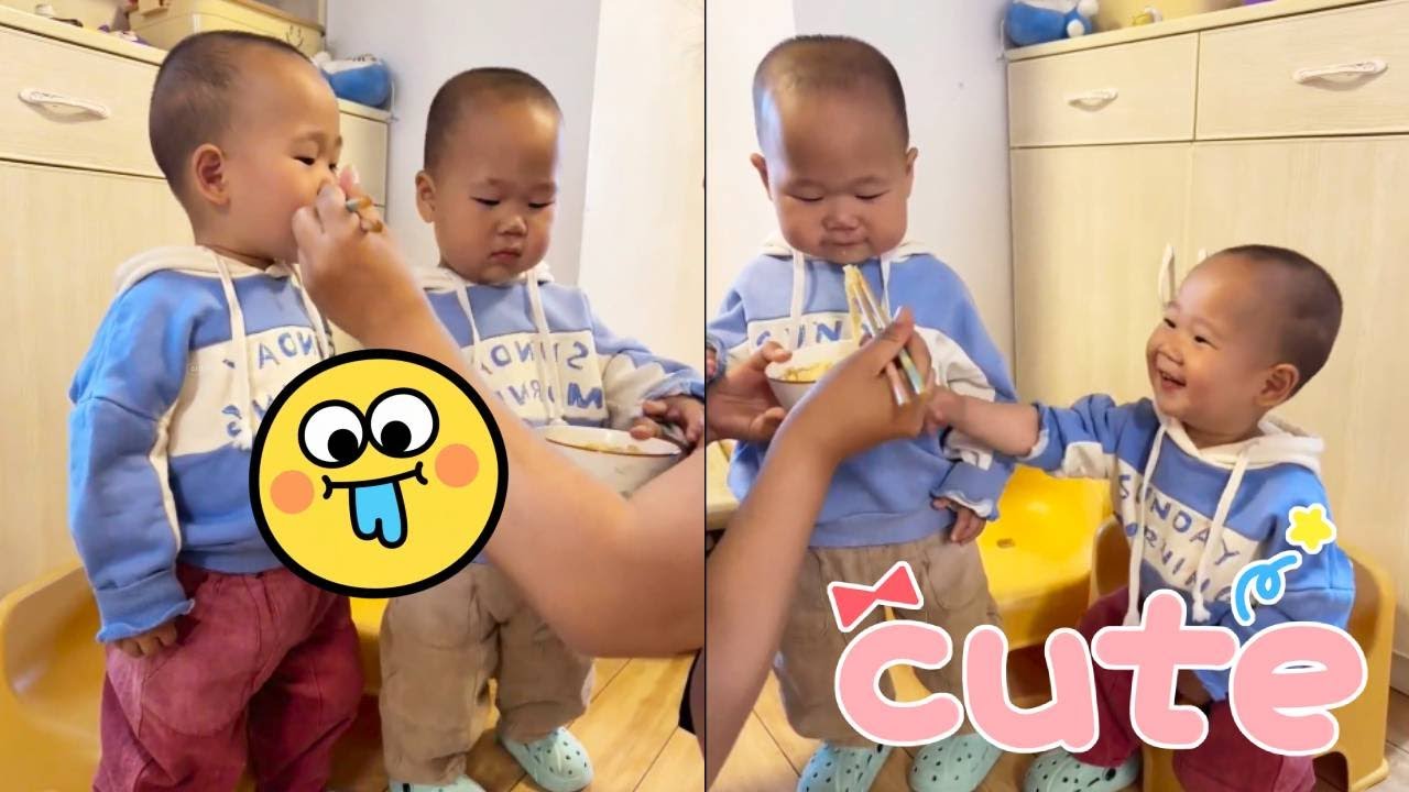 These two well-behaved babies who don't fight over food are so lucky!#cutebaby#funny#twins