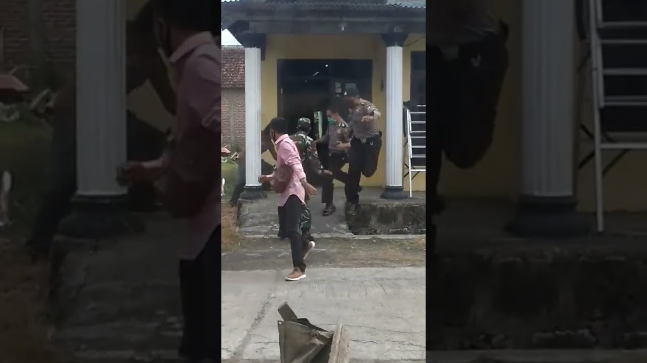 Pak Polisi Sama Pak TNI Nangkap Orang Gila Malah Ngamuk Ngamuk Orang Gila Nya
