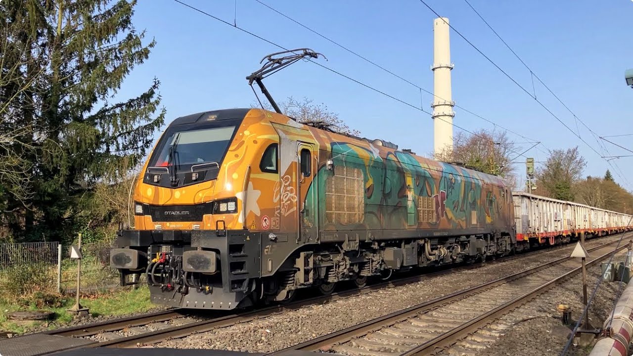 Stadler Euro 9000 Anfahrt mit schwerem Güterzug von rotem Signal