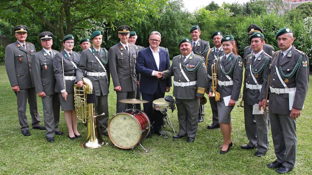 10. 6. 2016 - Geburtstagsständchen der Militärmusik für LH Hans Niessl - CCM-TV.at