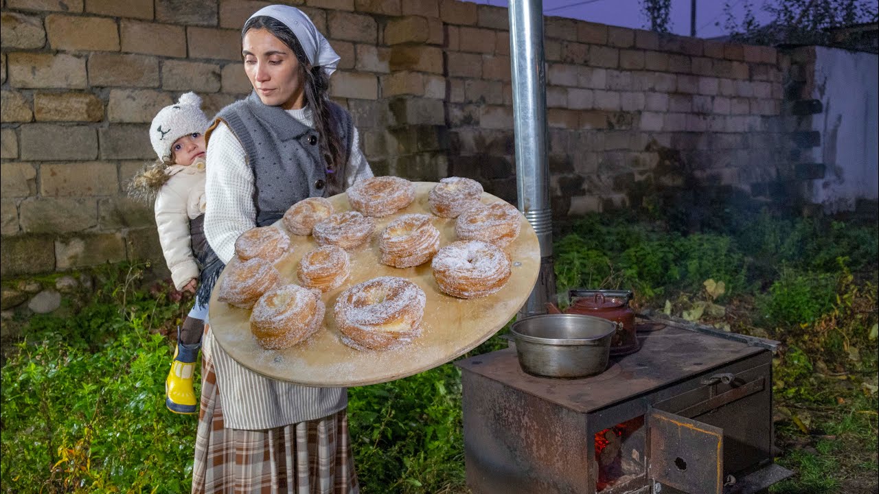 Мать делает национальный пончик для семьи, жизнь в холодной и дождливой горной деревне