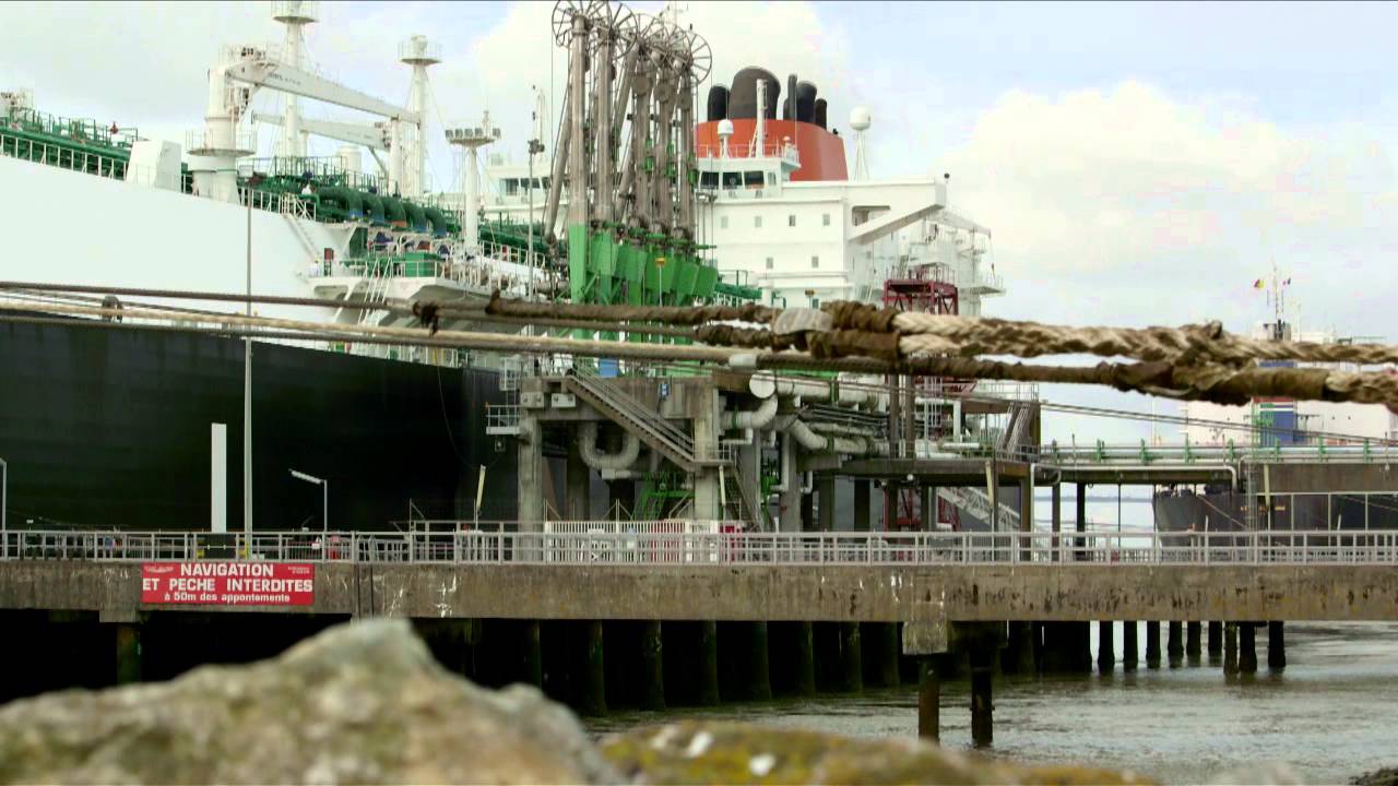 Transbordement de GNL entre deux navires méthaniers au terminal de Montoir-de-Bretagne