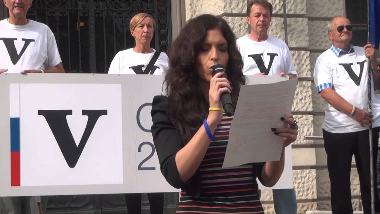 Eva Irgl pred sodi&scaron;čem v podporo Janezu Jan&scaron;i
