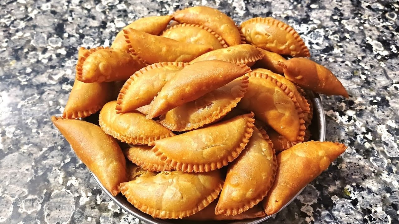 होली स्पेशल: गुड़ और सो॔ठ ड्राय फ्रूट्स से बना गुजिया 