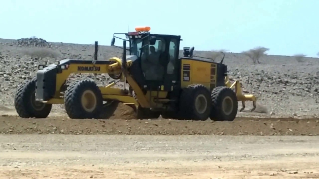 KOMATSU GD705 working