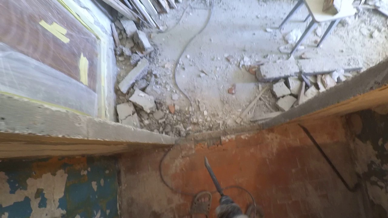 Сбивка половой плитки вместе со стяжкой в ванной. Совдеповский вариант.