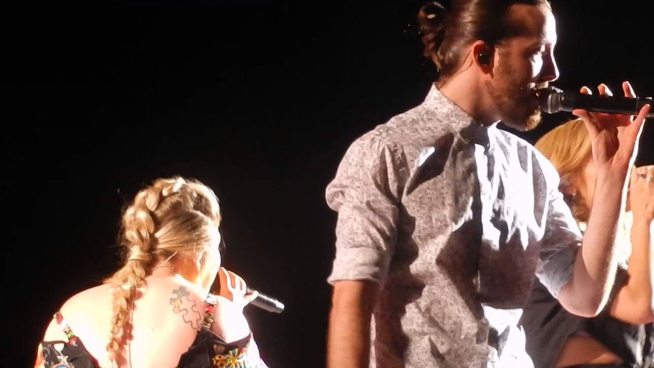 Kelly Clarkson falls Hershey 2015 - Stronger, Heartbeat Song with Pentatonix, Uptown Funk/Walkaway