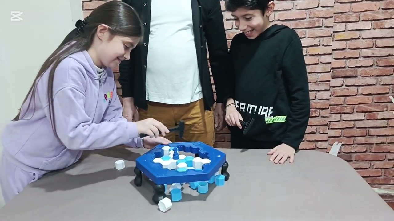 لعبنا لعبة كسر الجليد لعبة مسلية للاطفال شوفو مين خسر ومين ربح 🥏😍Buz tuzağı oyunu oynadık 