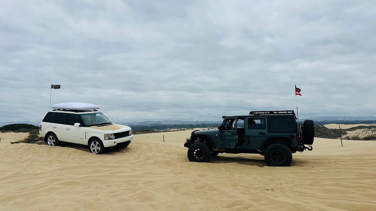 ДЖИП ВЫТАЩИВАЕТ RANGE ROVER ИЗ ПИЗМО-БИЧ, ДЮНЫ ОКЕАНО, КАЛИФОРНИЯ, ВЫХОДНЫЕ, ПОСВЯЩЕННЫЕ ДНЮ ТРУД...