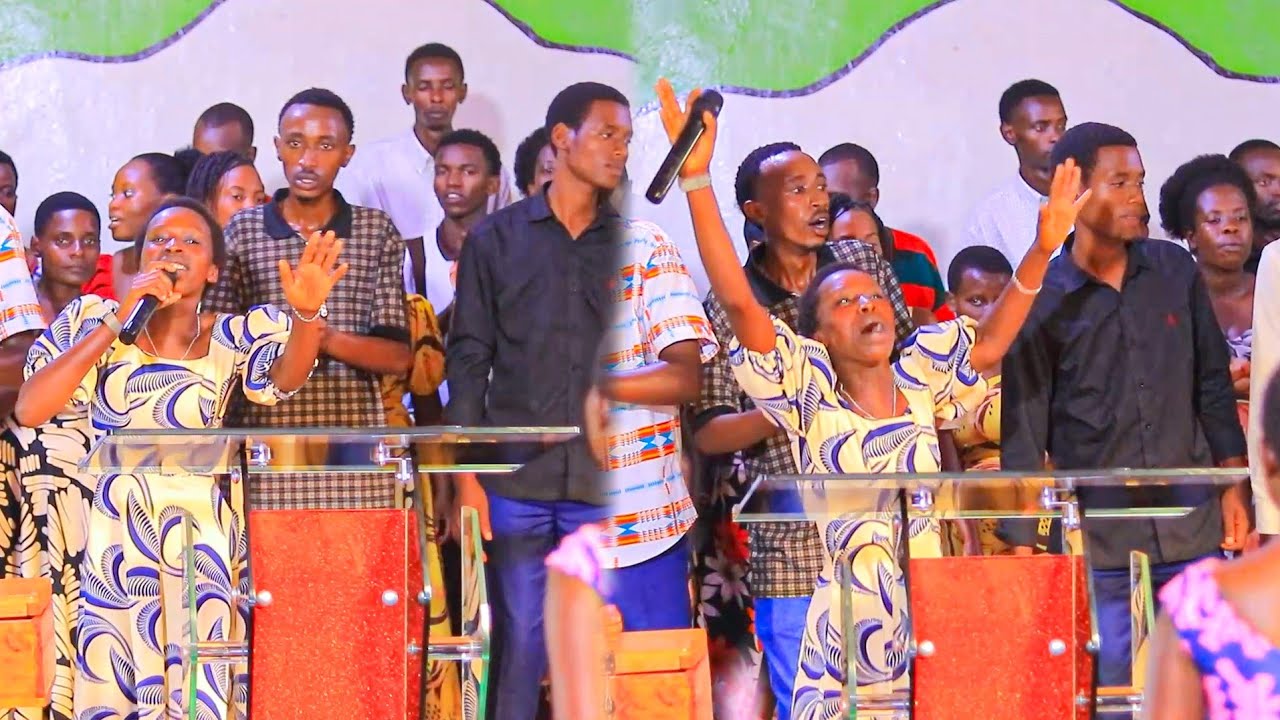 NAHAWE ISEZERANO YOOO UMURIRIMBYI MWIZA UFITE IJWI RIDASANZWE ANEJEJE ABANTU MUNKAMBI YAMUSASA 