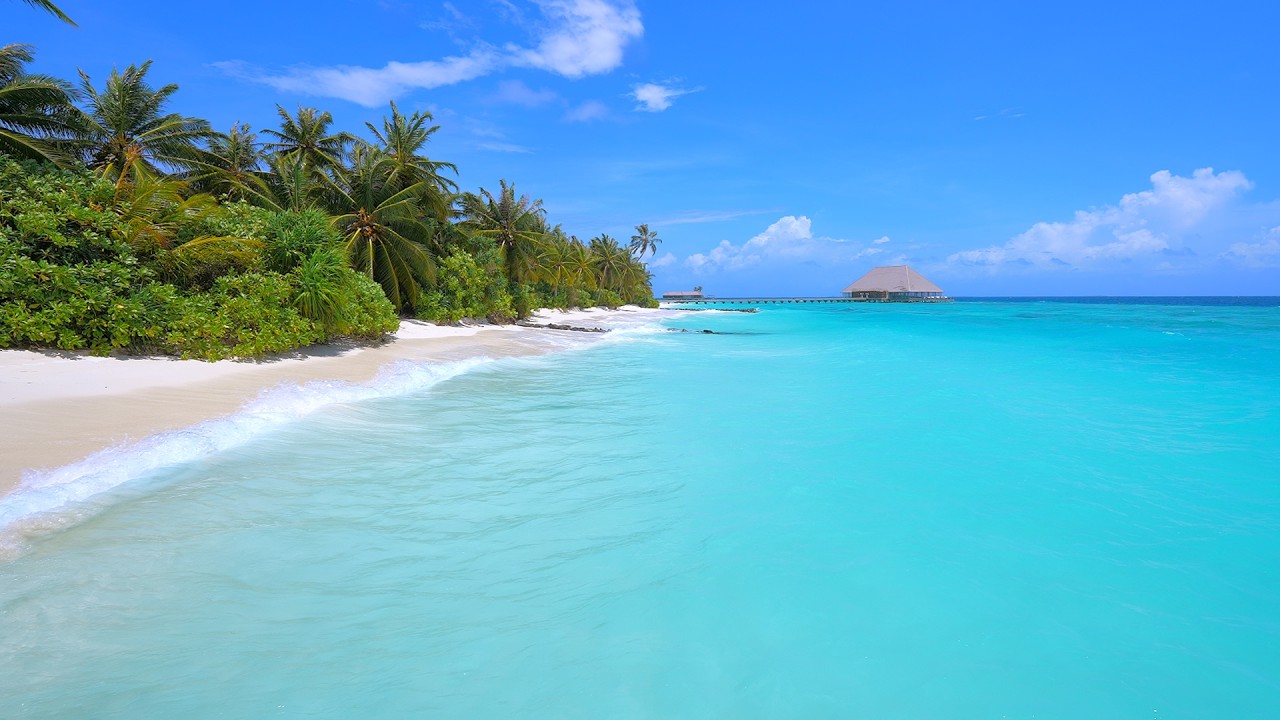 Maldives Atoll 🏝 Turquoise Ocean off Maamunagau Island. Ocean waves 4K Ultra HD
