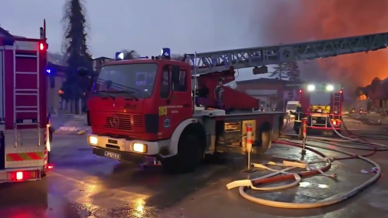 U industrijskoj zoni u Novom Pazaru vatra guta sve pred sobom