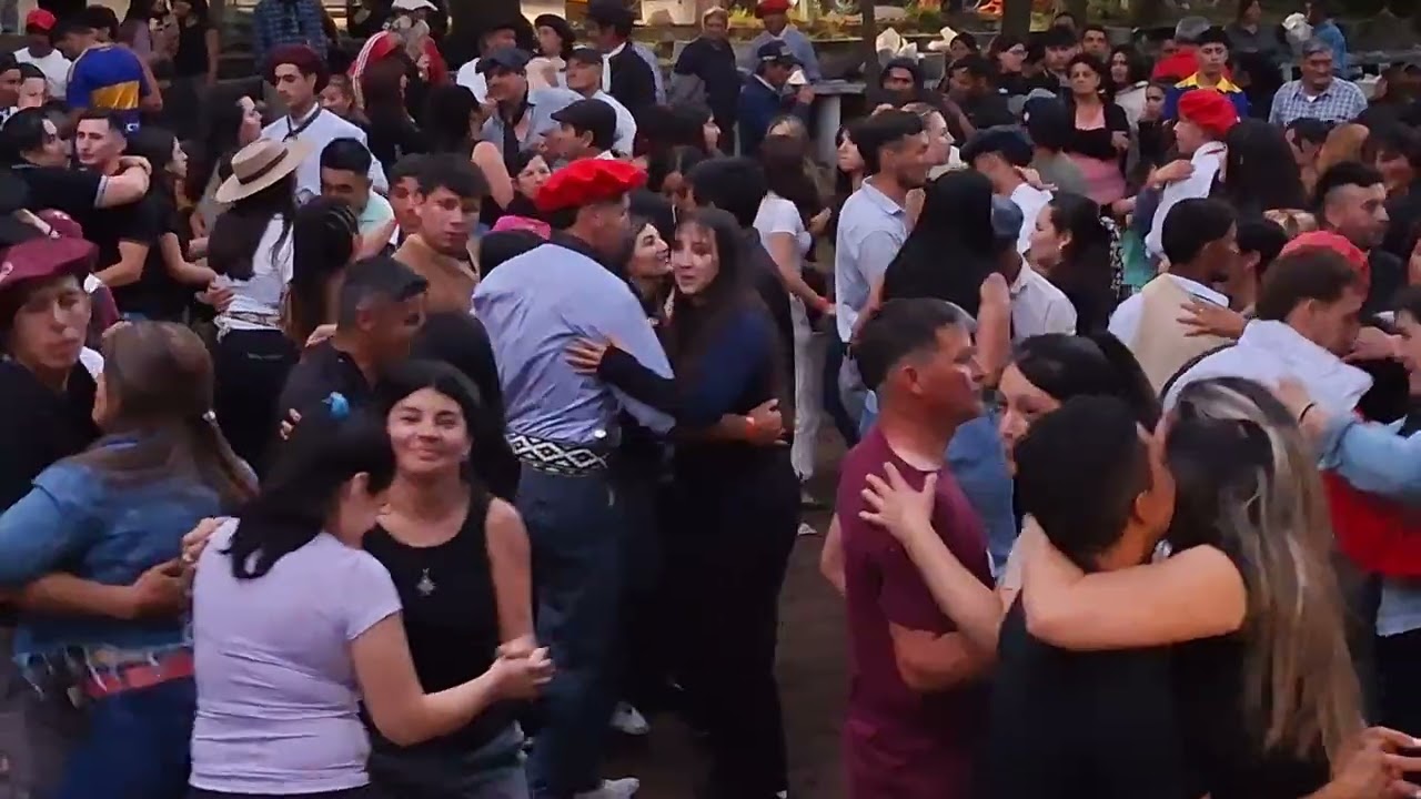 Bailando cumbia con Los Hermanitos Albelo