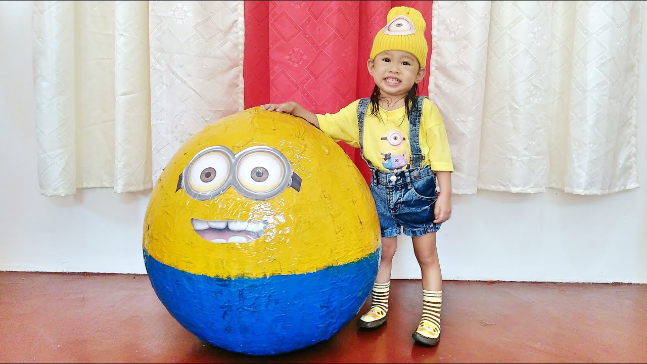 Giant Minion Surprise Egg - Despicable Me Kinder Surprise with Minion Toys - Donna The Explorer