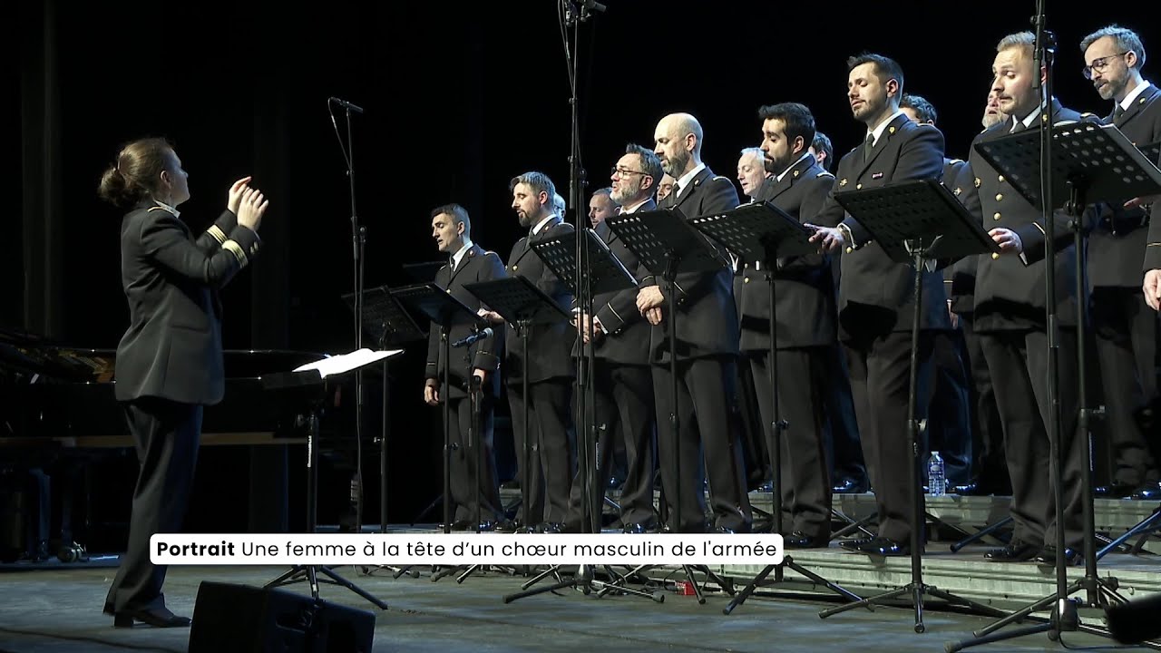 Une femme à la tête d’un chœur masculin de l'armée