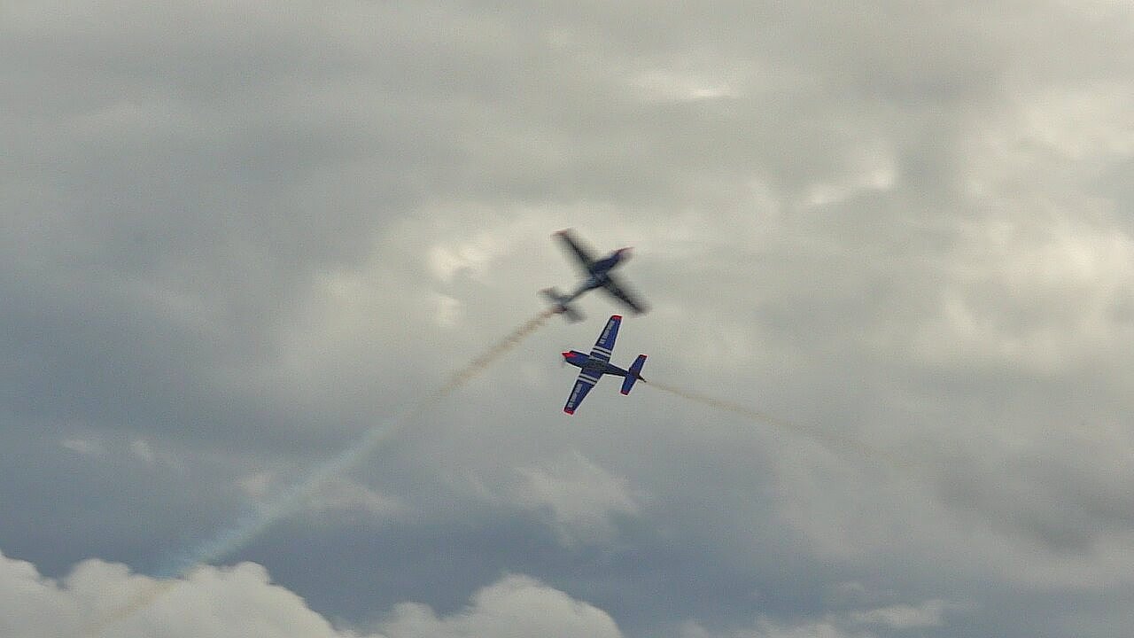 300. Video! - Extra 330 Formation auf dem Oldtimer Fliegertreffen Hahnweide 2013
