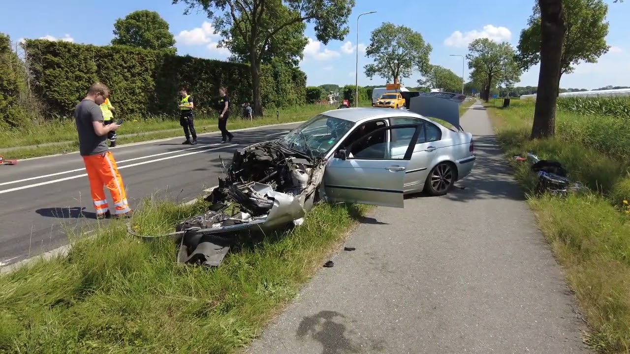 ROSSUM – Frontale botsing op Van Heemstraweg loopt wonderwel goed af