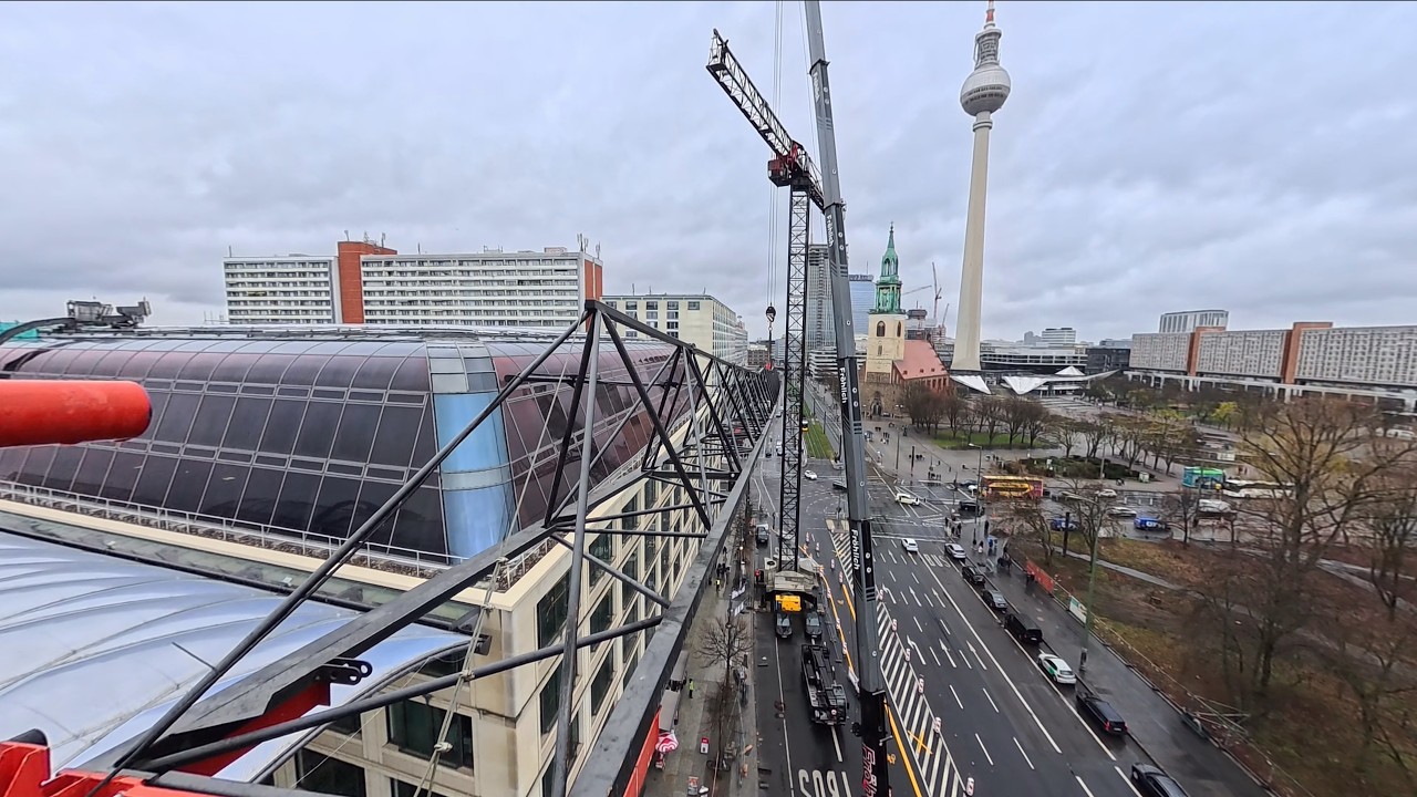 Geteilte Montage eines 80 Meter langen Kranauslegers