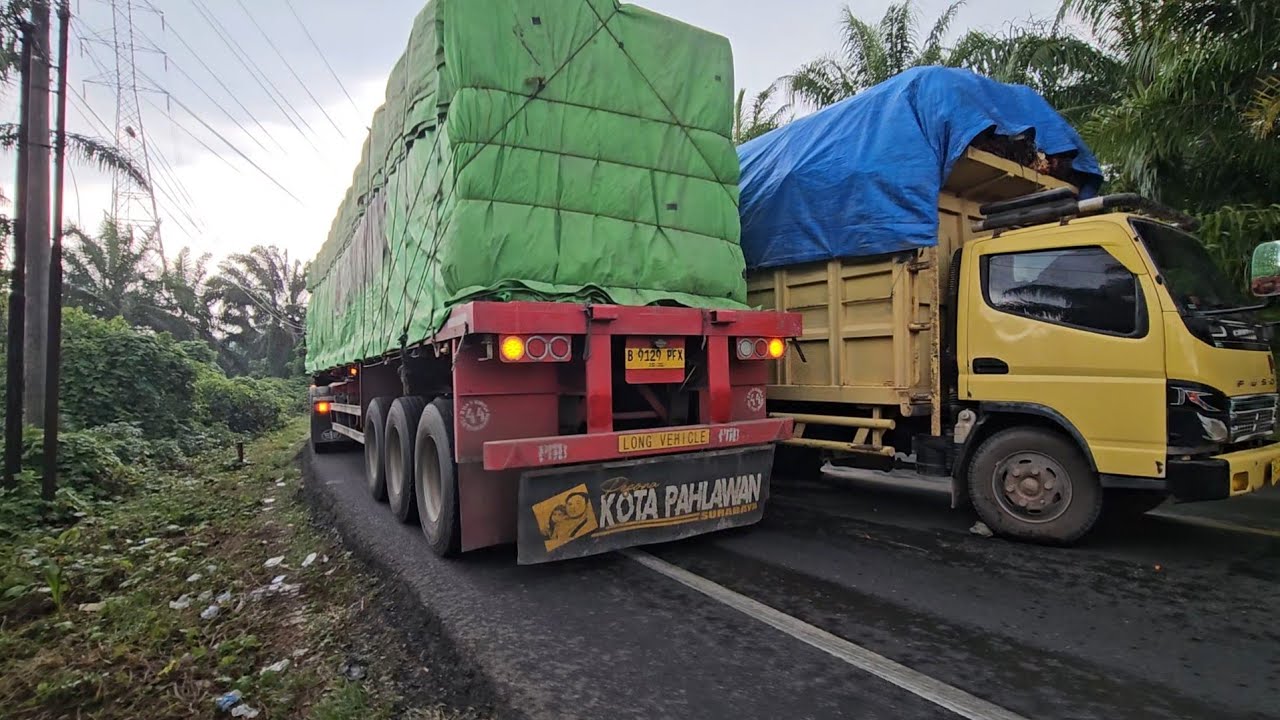 SEKIL Supir Truck Trailer Siba Surya Tak Di Ragu Kan Lagi.Trailer Melewati Jalan Semput.