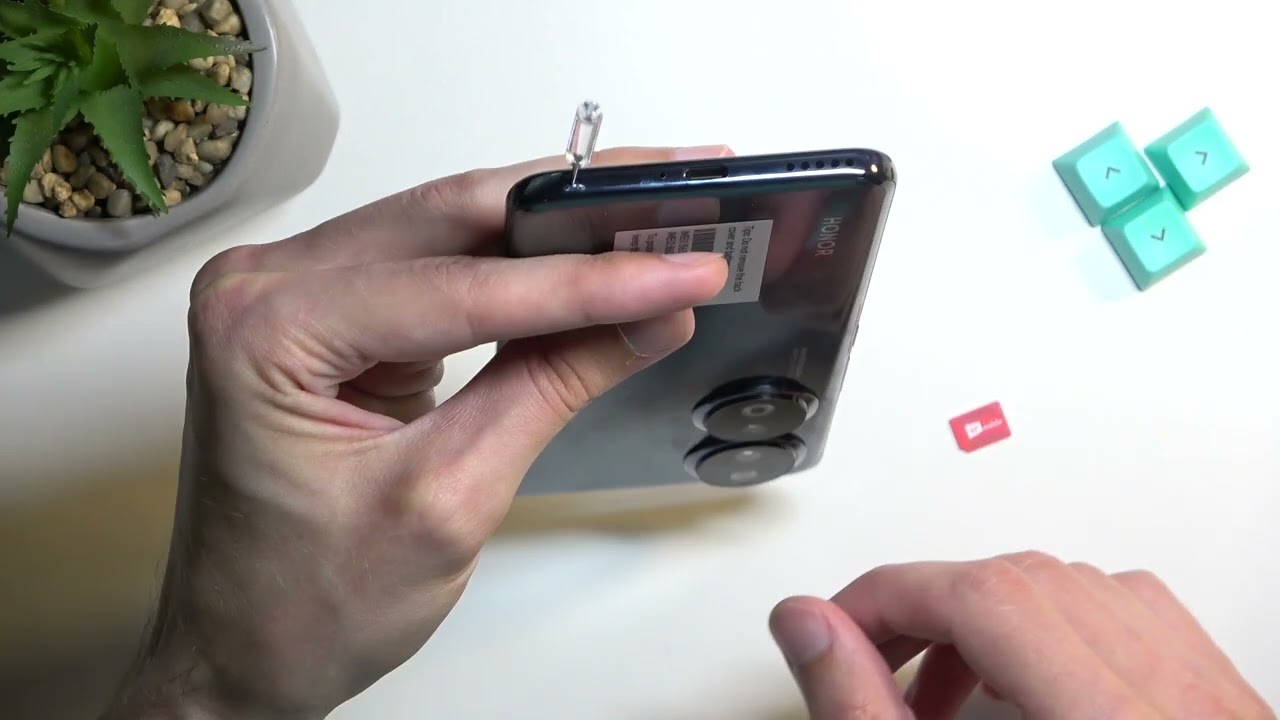 Как вставить SIM-карту в Honor 90