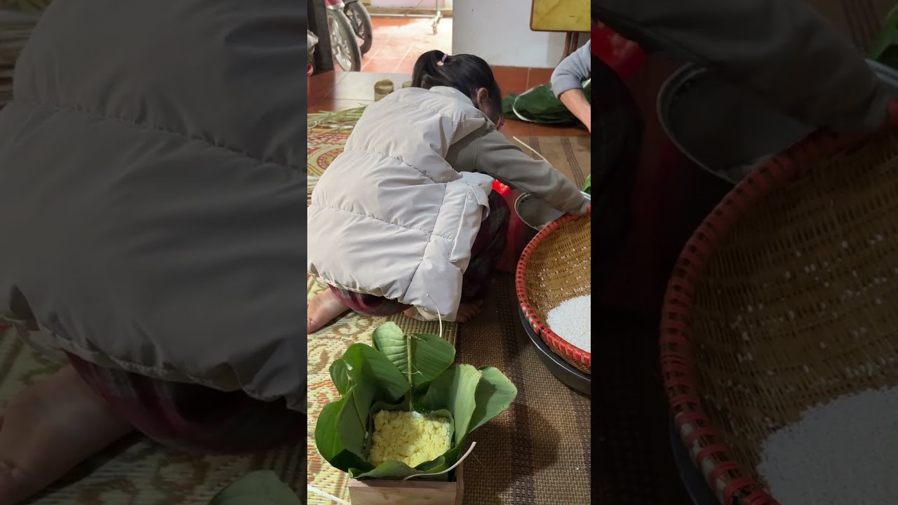 Bé tập gói bánh chưng bằng khuôn